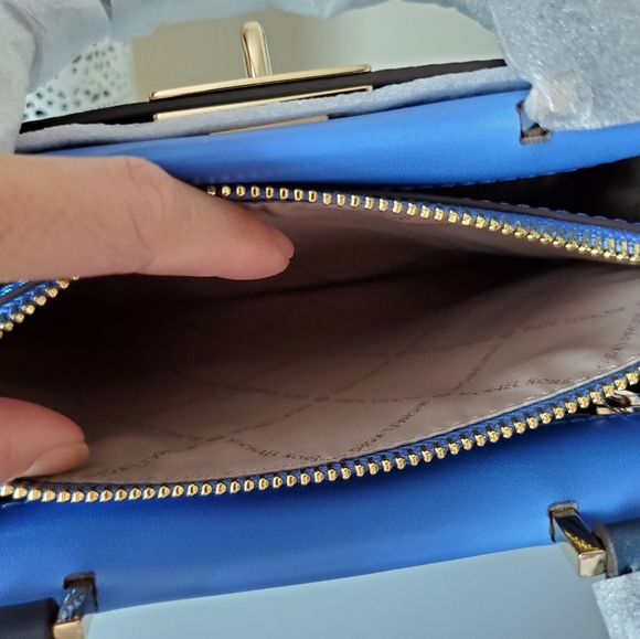 Michael Kors Tatiana Medium Messenger - Picture 10 of 14
